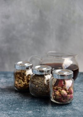 Çay için farklı baharat çeşnili cam kavanozlar yakın çekim fotoğrafı. Aromatik bitki çayı aromalı.. 