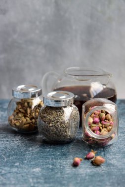 Çay için farklı baharat çeşnili cam kavanozlar yakın çekim fotoğrafı. Aromatik bitki çayı aromalı.. 