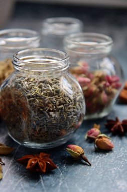 Çay için farklı baharat çeşnili cam kavanozlar yakın çekim fotoğrafı. Aromatik bitki çayı aromalı.. 