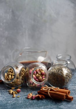 Çay için farklı baharat çeşnili cam kavanozlar yakın çekim fotoğrafı. Aromatik bitki çayı aromalı.. 