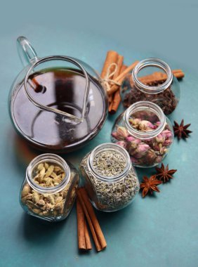 Farklı çay çeşnileri üst görünüm fotoğrafı. Tarçın, anason, kakule, karanfil, lavanta, masada güller. Aromatik çay yakın çekim. Doğal antioksidan kavramı. 