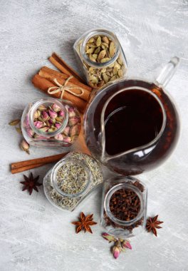 Çaydanlıkta siyah çay ve farklı baharatlarla dolu bir hayat. Kakule, karanfil, lavanta, anason ve gülün yakın fotoğrafını çek. Çay zamanı.. 