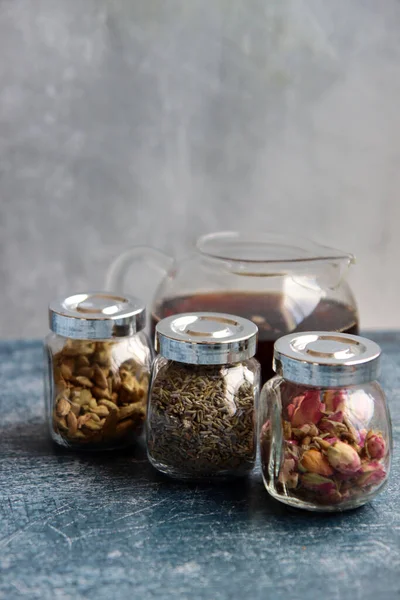 Çay için farklı baharat çeşnili cam kavanozlar yakın çekim fotoğrafı. Aromatik bitki çayı aromalı.. 