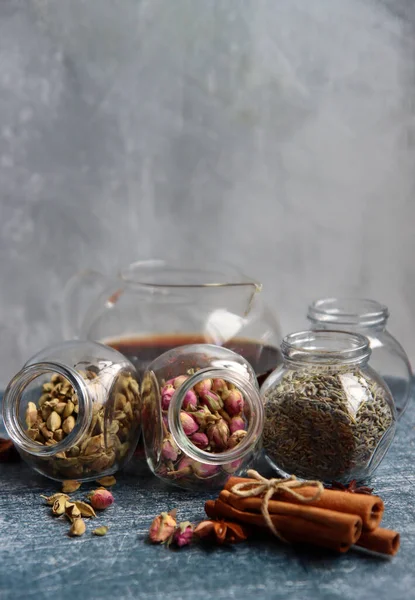 Çay için farklı baharat çeşnili cam kavanozlar yakın çekim fotoğrafı. Aromatik bitki çayı aromalı.. 