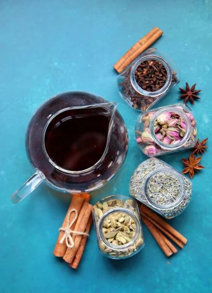 Farklı çay çeşnileri üst görünüm fotoğrafı. Tarçın, anason, kakule, karanfil, lavanta, masada güller. Aromatik çay yakın çekim. Doğal antioksidan kavramı. 