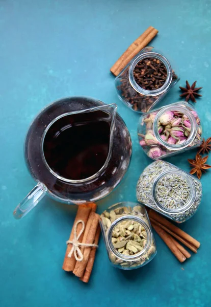 Çay için farklı baharat çeşnili cam kavanozlar yakın çekim fotoğrafı. Aromatik bitki çayı aromalı.. 