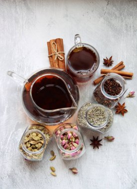 Çaydanlıkta siyah çay ve farklı baharatlarla dolu bir hayat. Kakule, karanfil, lavanta, anason ve gülün yakın fotoğrafını çek. Çay zamanı.. 