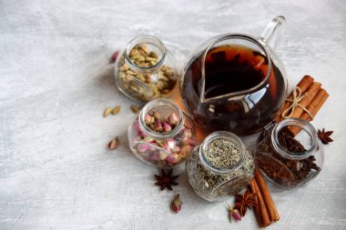 Çaydanlıkta siyah çay ve farklı baharatlarla dolu bir hayat. Kakule, karanfil, lavanta, anason ve gülün yakın fotoğrafını çek. Çay zamanı.. 