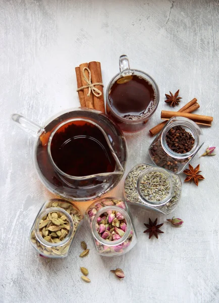 Çaydanlıkta siyah çay ve farklı baharatlarla dolu bir hayat. Kakule, karanfil, lavanta, anason ve gülün yakın fotoğrafını çek. Çay zamanı.. 