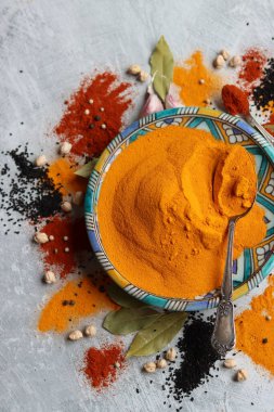 Zerdeçal tozu yakın çekim fotoğrafı. Güzel mavi seramik tabakta Curcuma baharatı. Hint baharatları. Zerdeçal ile renkli natürmort. 