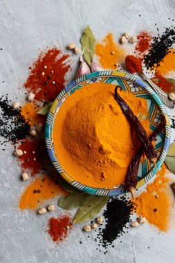 Zerdeçal tozu yakın çekim fotoğrafı. Güzel mavi seramik tabakta Curcuma baharatı. Hint baharatları. Zerdeçal ile renkli natürmort. 