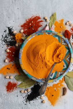 Doğu seramik tabakasında zerdeçal tozu. Baharatlarla dolu bir hayat. Kırmızı biber, tohum, sokağa çıkma yasağı, defne yaprakları ve kırmızı biber. Hint baharatları kapanıyor..  