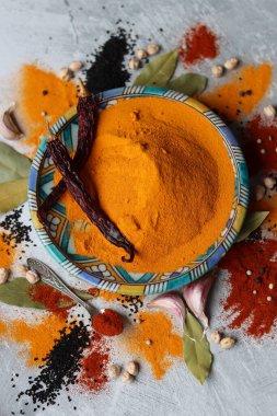 Aromatik baharatların canlı renkleri. Zerdeçal, kırmızı biber, biber, biber, sarımsak, defne yaprağı ve deniz tuzu ile renkli bir hayat. Gıda aromalı. 