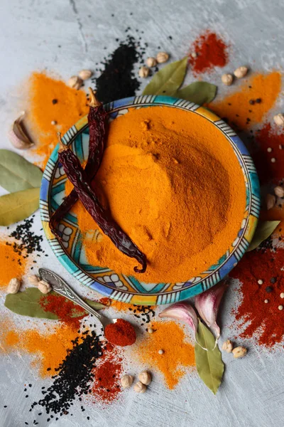 Doğu seramik tabakasında zerdeçal tozu. Baharatlarla dolu bir hayat. Kırmızı biber, tohum, sokağa çıkma yasağı, defne yaprakları ve kırmızı biber. Hint baharatları kapanıyor..  