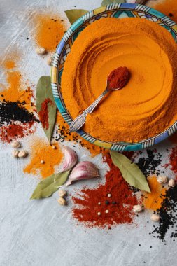 Aromatik baharatların canlı renkleri. Zerdeçal, kırmızı biber, biber, biber, sarımsak, defne yaprağı ve deniz tuzu ile renkli bir hayat. Gıda aromalı. 