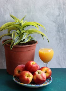 Bir bardak portakal suyu ve taze şeftali ile dolu bir hayat. Yaz meyvesi yakın çekim fotoğrafı. Kopyalama alanı olan açık gri arkaplan. 
