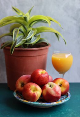 Bir bardak portakal suyu ve taze şeftali ile dolu bir hayat. Yaz meyvesi yakın çekim fotoğrafı. Kopyalama alanı olan açık gri arkaplan. 