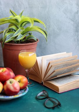 Bir bardak portakal suyu ve taze şeftali ile dolu bir hayat. Yaz meyvesi yakın çekim fotoğrafı. Kopyalama alanı olan açık gri arkaplan. 