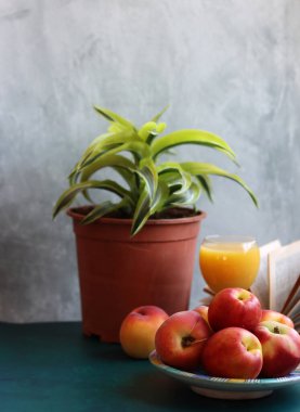 Yaz meyveleriyle dolu bir hayat. Şeftali ve nektarinler fotoğrafı kapatın. Sağlıklı konsept yemek. 