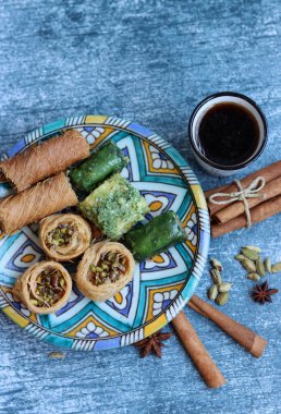 Baklava yakın çekim fotoğrafı. Geleneksel Türk tatlıları ve bir fincan siyah çayla dolu renkli bir hayat. Orta Doğu 'nun klasik çölü.. 