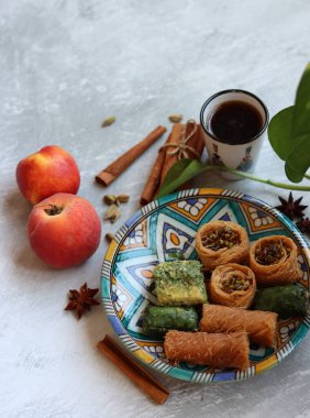 Tabakta Arap tatlıları. Antep fıstığı ve bal şurubundan yapılan geleneksel hamur işleri. Baklava dokusu yakın. Akdeniz mutfak makbuzları. 