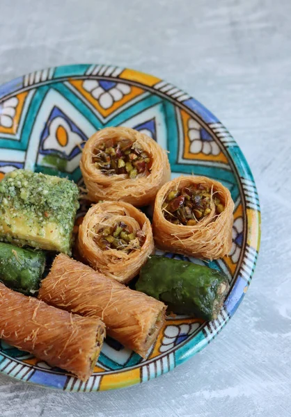 Arabische Süßigkeiten Auf Einem Teller Traditionelles Gebäck Aus Pistazien Und — Stockfoto