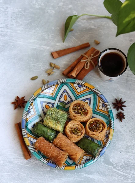 Dessert Turc Traditionnel Photo Rapprochée Pâtisseries Sucrées Colorées Sur Une — Photo