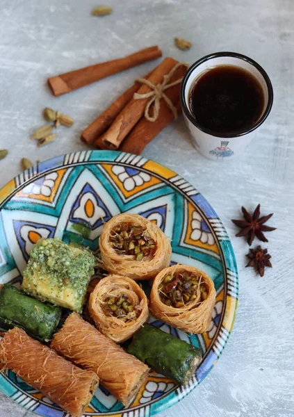 Des Bonbons Arabes Sur Une Assiette Pâtisseries Traditionnelles Base Pistaches — Photo