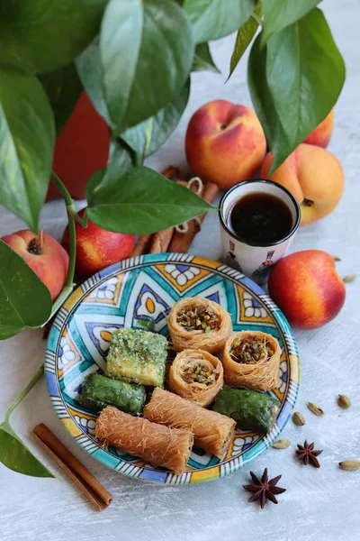 Фото Израильской Выпечки Тарелке Традиционный Десерт Филлотеста Фаршированного Фисташками — стоковое фото