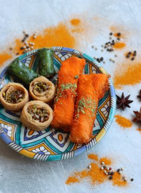 Tabaktaki İsrail hamur işlerinin en iyi görüntüsü. Fıstıkla doldurulmuş fillo hamurundan yapılan geleneksel tatlı.. 
