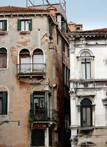 Venedik Sokak Manzarası Renkli Binalar Kapanıyor Talya Nın Mimarisi Seyahat — Stok fotoğraf
