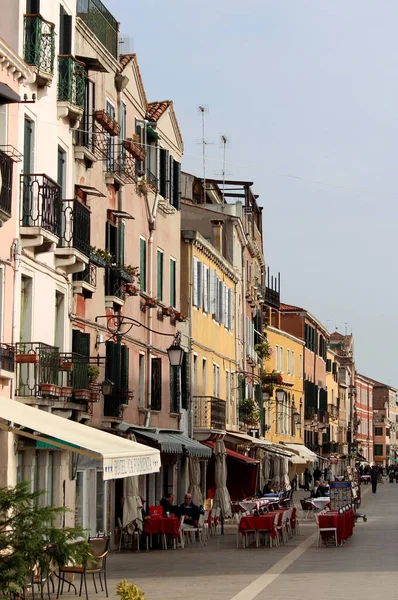 Venedik Sokak Manzarası Renkli Binalar Kapanıyor Talya Nın Mimarisi Seyahat — Stok fotoğraf