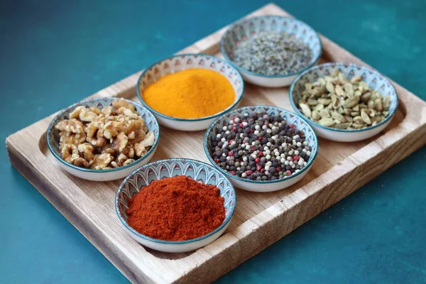 Orientaliska Skålar Med Olika Indiska Kryddor Träbricka Aromatiska Kryddor Och — Stockfoto