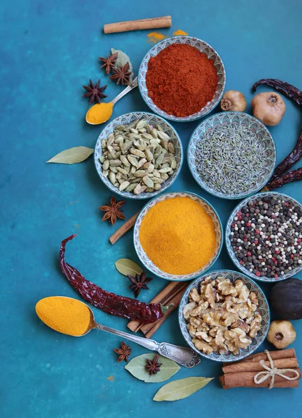 Översiktsarrangemang Med Kryddor Skålar Färgglad Bild Aromatiska Indiska Örter Och — Stockfoto