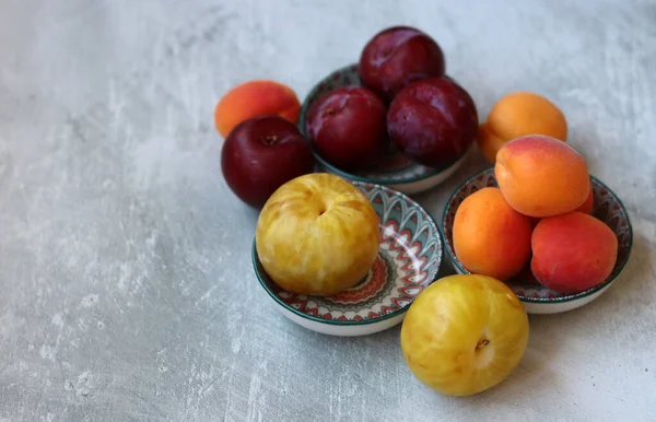 Abrikozen Pruimen Een Tafel Bovenaanzicht Foto Van Vers Biologisch Fruit — Stockfoto