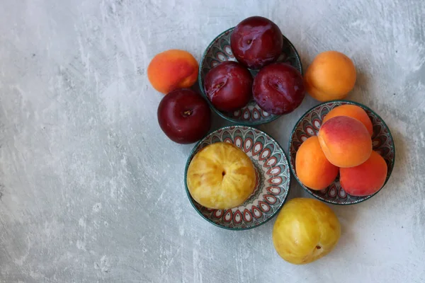 Verse Zomer Fruit Stilleven Foto Kleurrijk Beeld Van Abrikozen Pruimen — Stockfoto