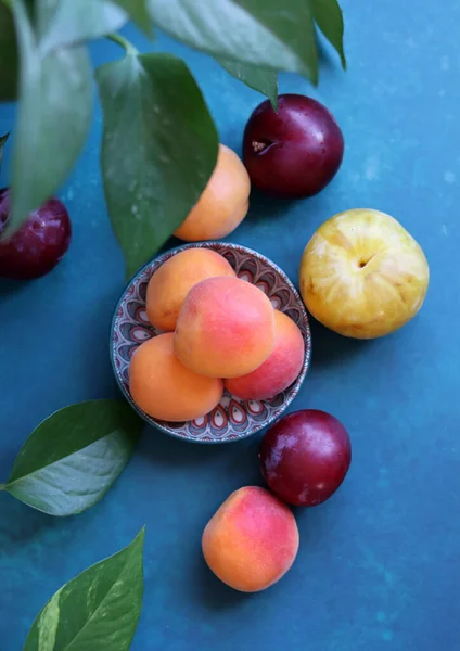 Taze Yaz Meyvesi Natürmort Kayısıların Eriklerin Nektarinlerin Renkli Görüntüsü Sağlıklı — Stok fotoğraf