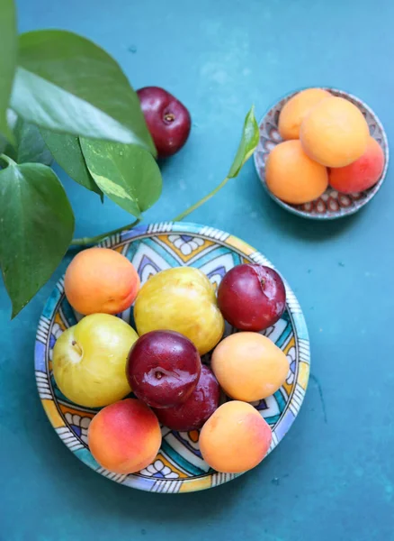 Zomer Stilleven Met Vers Organisch Fruit Levendige Blauwe Achtergrond Sappige — Stockfoto