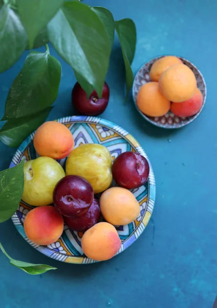 Bodegón Verano Con Fruta Orgánica Fresca Sobre Vibrante Fondo Azul — Foto de Stock
