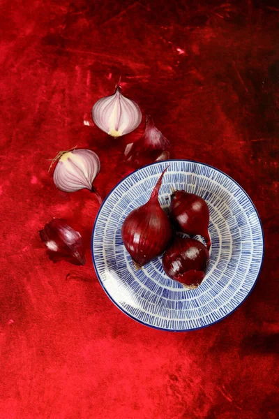 Cebola Espanhola Prato Cerâmica Azul Fundo Vibrante Com Espaço Cópia — Fotografia de Stock