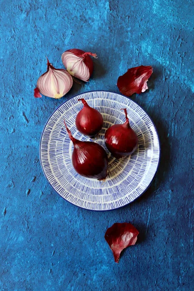Oignon Rouge Sur Une Assiette Bleue Photo Rapprochée Légumes Frais — Photo