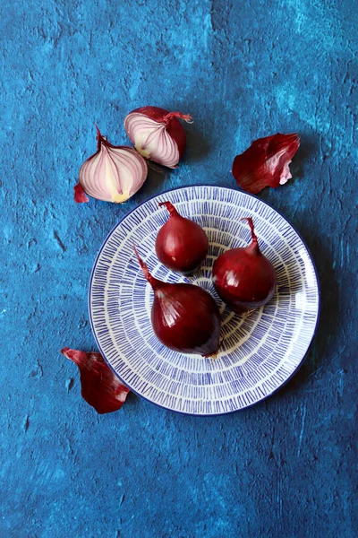 Oignon Rouge Sur Une Assiette Bleue Photo Rapprochée Légumes Frais — Photo