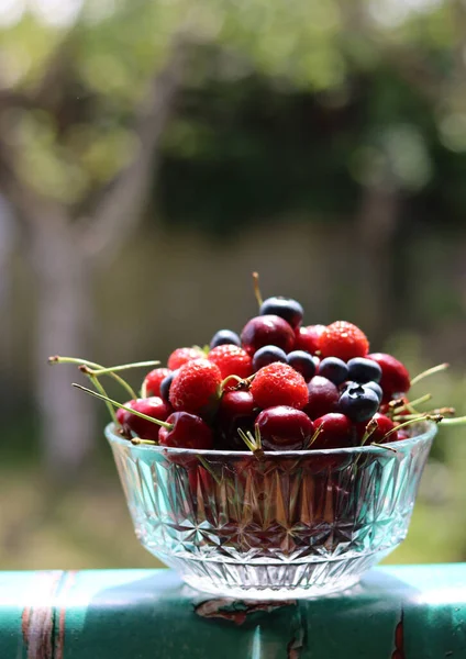 Glasschale Voll Saftiger Bio Beeren Vorhanden Sommerstillleben Mit Erdbeere Süßkirsche — Stockfoto