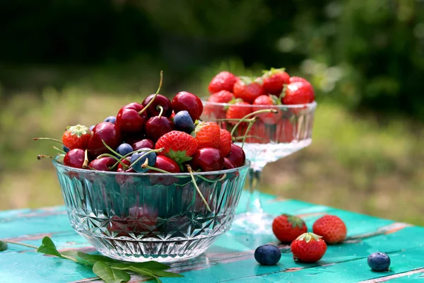 Glasschale Voll Saftiger Bio Beeren Vorhanden Sommerstillleben Mit Erdbeere Süßkirsche — Stockfoto