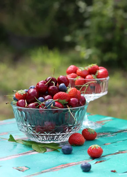 Picknick Garten Frische Beeren Auf Glasschalen Auf Grünem Holztisch Glasgeschirr — Stockfoto