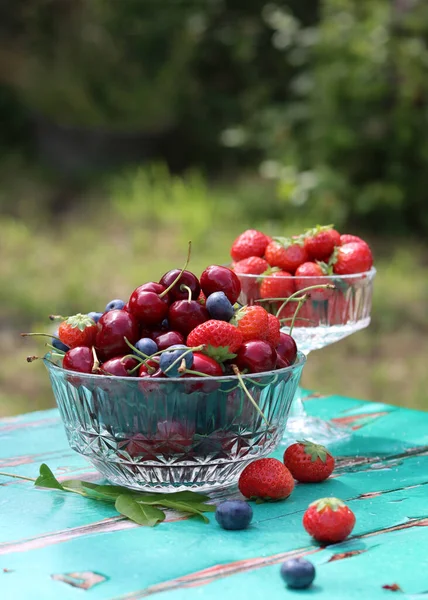 Glasschalen Mit Frischen Sommerbeeren Auf Einem Alten Holztisch Frühstück Garten — Stockfoto