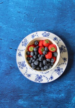 Masanın üzerinde yaz meyveleri ile canlı bir hayat. Kopya alanı ile desenli arkaplan. Masada taze organik meyve. Sağlıklı konsept yemek. 
