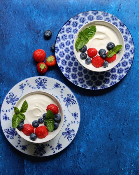 Две Миски Йогурта Свежими Летними Ягодами Здоровый Завтрак Фото Вид — стоковое фото