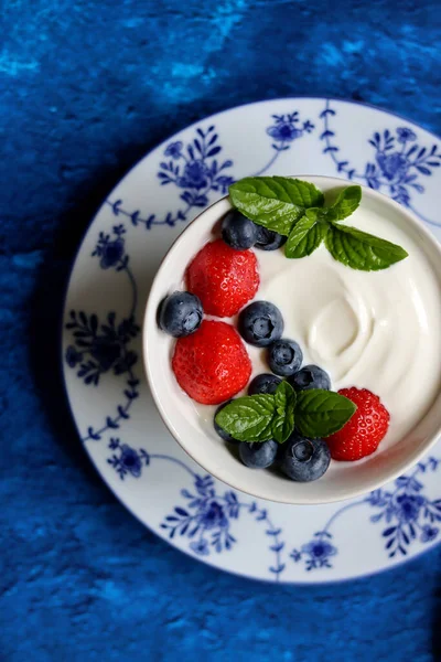 Ciotola Yogurt Naturale Foto Vicino Colazione Dolce Sul Tavolo Pietra — Foto Stock