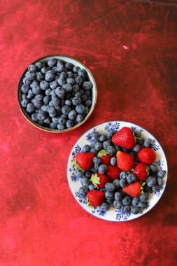 Masanın üzerinde yaz meyveleri ile canlı bir hayat. Kopya alanı ile desenli arkaplan. Masada taze organik meyve. Sağlıklı konsept yemek. 